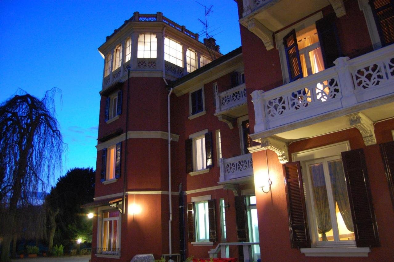 Villa Ca' Lazzaroni illuminata di sera